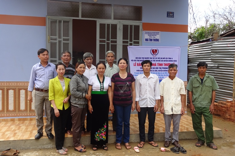 Trao "Nhà tình thương" cho đối tượng khó khăn về nhà ở tại xã Ea Dăh